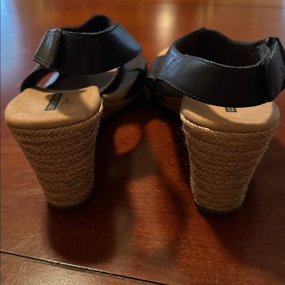 Size 8 Women’s Clarks Navy Sandals - Picture 3 of 4